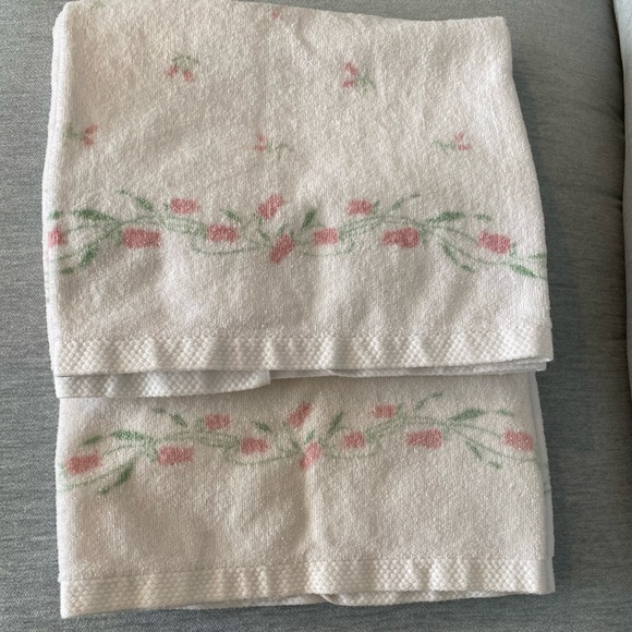 Set of 2 White with Pink Rosebuds Bath Towels Signature by Fieldcrest Mills - Picture 6 of 8